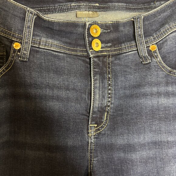 Torrid Super Soft Mid-Rise Flare Jeans Dark Wash Size 20 Tall (34.5" Inseam) - Picture 6 of 9